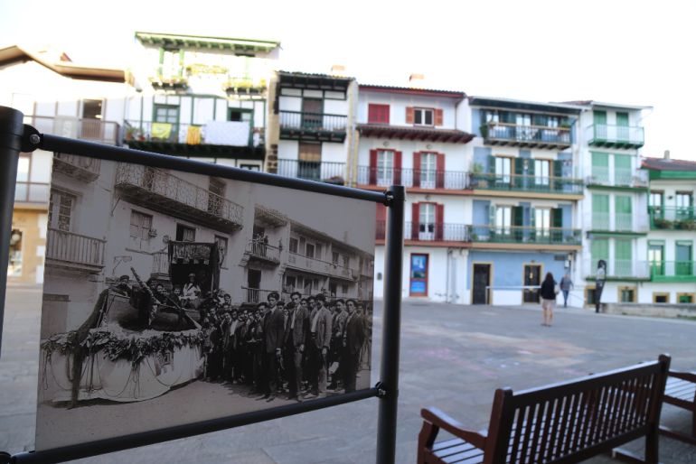 Una de las fotografías instaladas en Arma plaza. Una de las fotografías instaladas en Arma plaza.