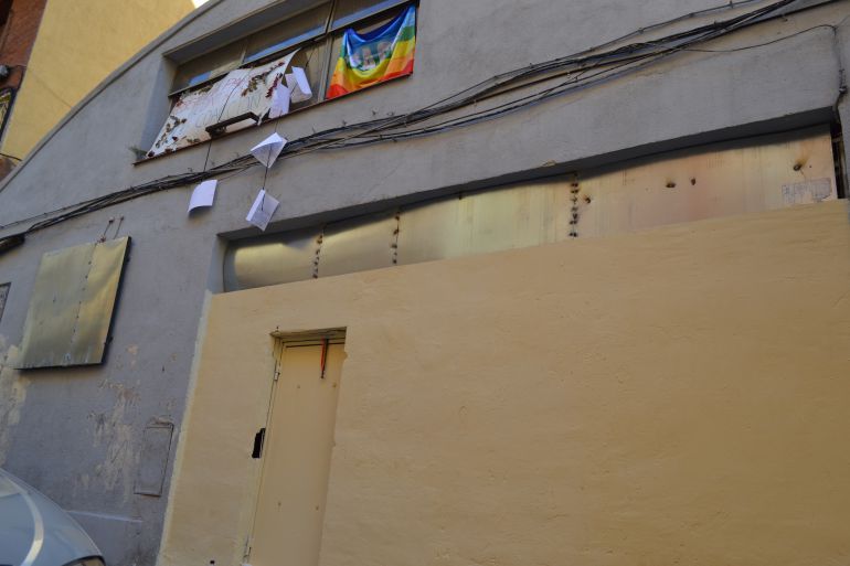 Fachada del edificio okupado en el que se han sellado la ventana y una de las salidas de aire. Fachada del edificio okupado en el que se han sellado la ventana y una de las salidas de aire.