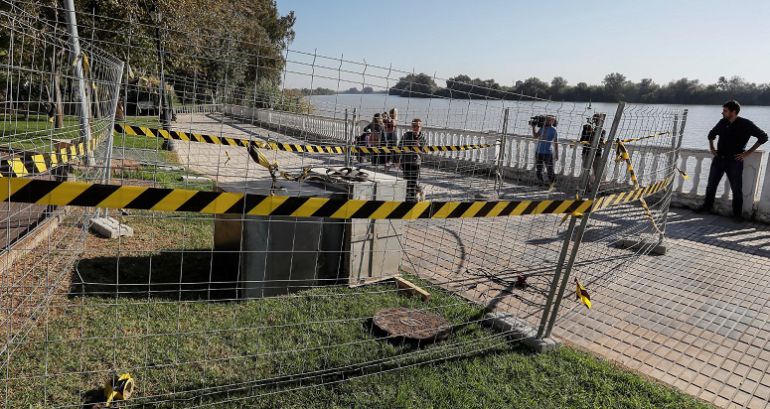 Extractor instalado por operarios del ayuntamiento de la localidad sevillana de Coria del Río conectado a la boca de una alcantarilla para evacuar gases tras la intoxicación de numerosos vecinos que desde hace días sufren de síntomas leves como cefaleas, picor en los ojos y la garganta, y donde se han detectado niveles altos de fenol y dimetilacetamila. Extractor instalado por operarios del ayuntamiento de la localidad sevillana de Coria del Río conectado a la boca de una alcantarilla para evacuar gases tras la intoxicación de numerosos vecinos que desde hace días sufren de síntomas leves como cefaleas, picor en los ojos y la garganta, y donde se han detectado niveles altos de fenol y dimetilacetamila.