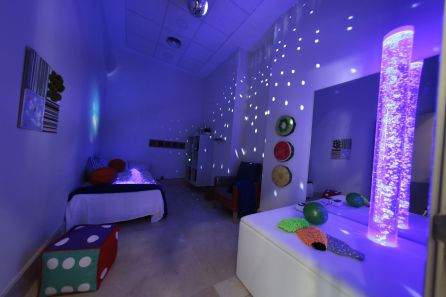 En la sala Snoezelen los residentes con un alto grado de dependencia pueden reaccionar ante estímulos olfativos, visuales o sonoros. En la sala Snoezelen los residentes con un alto grado de dependencia pueden reaccionar ante estímulos olfativos, visuales o sonoros.