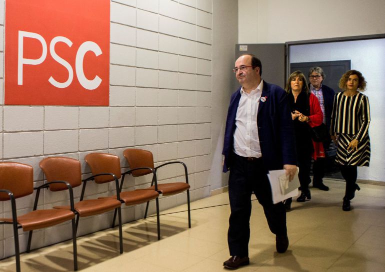El líder del PSC, Miquel Iceta, junto a Nuria Marín (c) y Meritxell Batet (d), a su llegada a rueda de prensa que ha ofrecido hoy en la sede del partido en Barcelona El líder del PSC, Miquel Iceta, junto a Nuria Marín (c) y Meritxell Batet (d), a su llegada a rueda de prensa que ha ofrecido hoy en la sede del partido en Barcelona