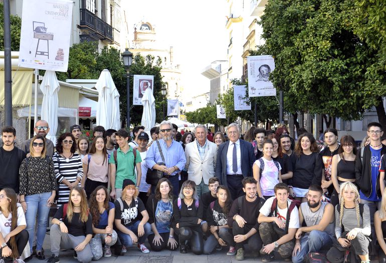 Imagen de la inauguración de la exposición de banderolas sobre la Fundación Caballero Bonald en la calle Larga Imagen de la inauguración de la exposición de banderolas sobre la Fundación Caballero Bonald en la calle Larga