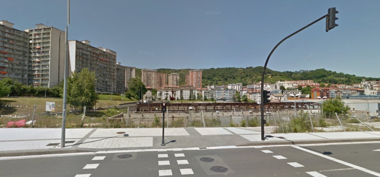 Lugar en el que se están llevando a cabo la obra de la conexión peatonal entre la estación de Herrera y Trintxerpe. Lugar en el que se están llevando a cabo la obra de la conexión peatonal entre la estación de Herrera y Trintxerpe.