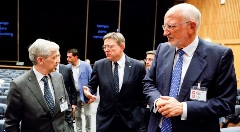 El presidente de la Generalitat, Ximo Puig conversa con el presidente de la Asociación de Empresas del Gran Consumo (Aecoc), Javier Campo y con el presidente de Mercadona, Juan Roig. EFE.Kai Försterling El presidente de la Generalitat, Ximo Puig conversa con el presidente de la Asociación de Empresas del Gran Consumo (Aecoc), Javier Campo y con el presidente de Mercadona, Juan Roig. EFE.Kai Försterling