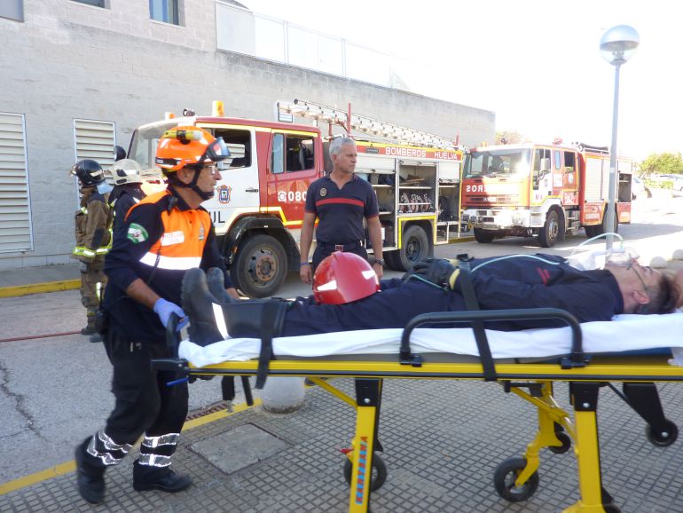 El hospital Juan Ramón Jiménez evacúa a pacientes, familiares y profesionales en un doble simulacro de incendio: Evacuación en el hospital Juan Ramón Jiménez por un simulacro de incendio El hospital Juan Ramón Jiménez evacúa a pacientes, familiares y profesionales en un doble simulacro de incendio: Evacuación en el hospital Juan Ramón Jiménez por un simulacro de incendio