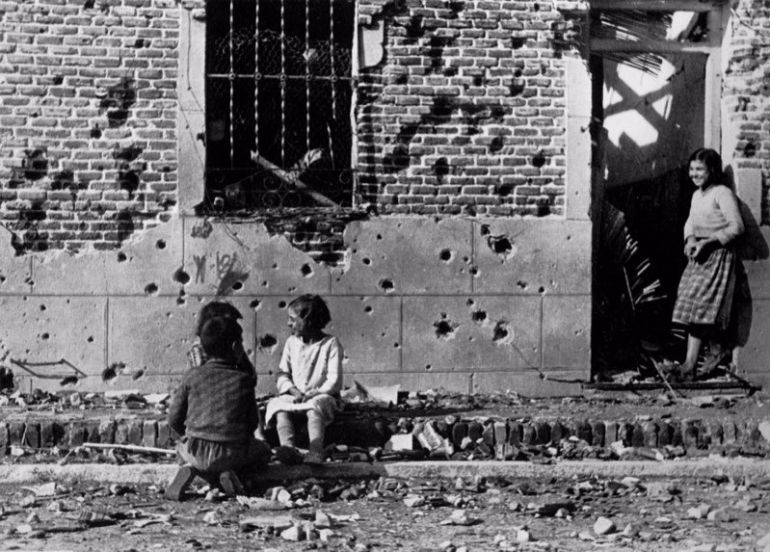 Los niños juegan ajenos al horror de la guerra ante la fachada destrozada de la Calle Peironcely 10 November December 1936 ©International Center of Photography-Magnum Photos Los niños juegan ajenos al horror de la guerra ante la fachada destrozada de la Calle Peironcely 10 November December 1936 ©International Center of Photography-Magnum Photos