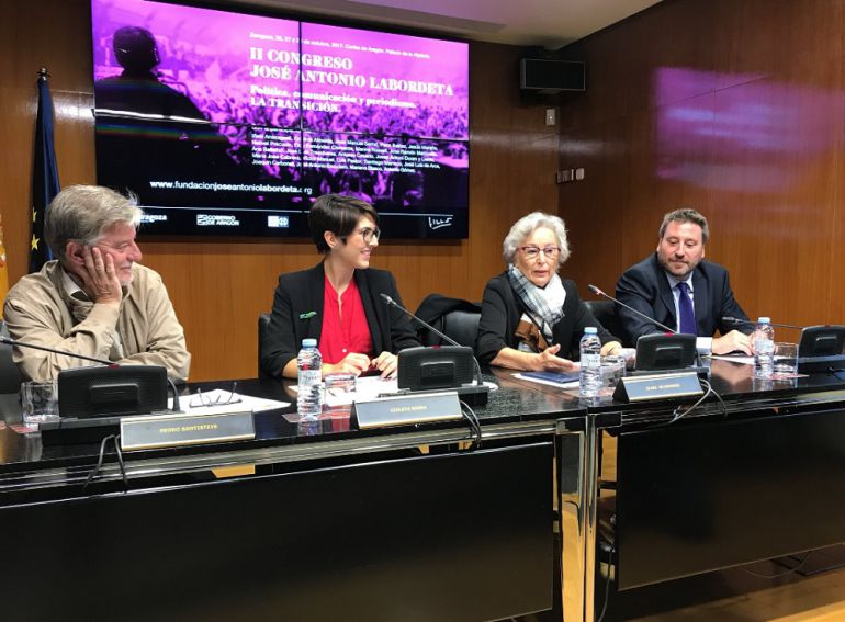 De izquierda a derecha, Pedro Santisteve, alcalde de Zaragoza, Violeta Barba, presidenta de las Cortes de Aragón, Juana de Grandes, viuda de José Antonio Labordeta, y José Luis Soro, presidente de Chunta Aragonesista De izquierda a derecha, Pedro Santisteve, alcalde de Zaragoza, Violeta Barba, presidenta de las Cortes de Aragón, Juana de Grandes, viuda de José Antonio Labordeta, y José Luis Soro, presidente de Chunta Aragonesista