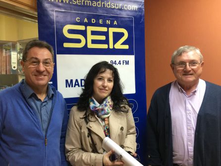 El misionero Fernando Redondo, Toñi Pardo, secretaria de la delegación de Misiones, y Juanjo Alonso Somalo, delegado de Misiones de la diócesis getafense, en los estudios de la radio. El misionero Fernando Redondo, Toñi Pardo, secretaria de la delegación de Misiones, y Juanjo Alonso Somalo, delegado de Misiones de la diócesis getafense, en los estudios de la radio.