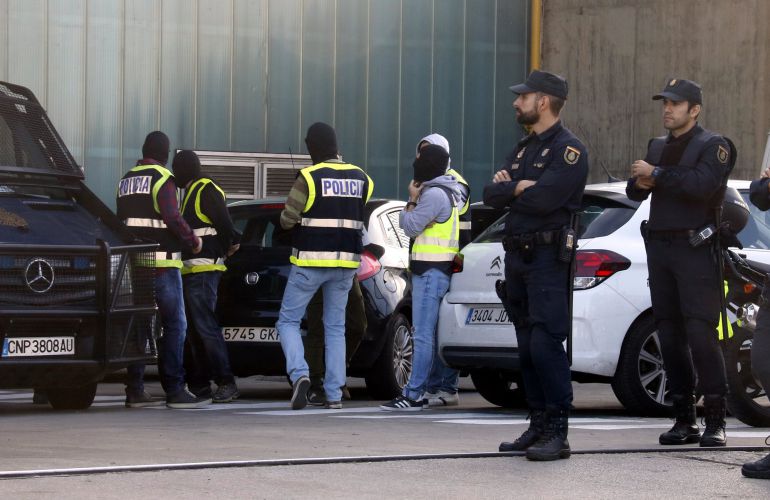 La Policía intenta impedir que los Mossos quemen documentos en una incineradora La Policía intenta impedir que los Mossos quemen documentos en una incineradora