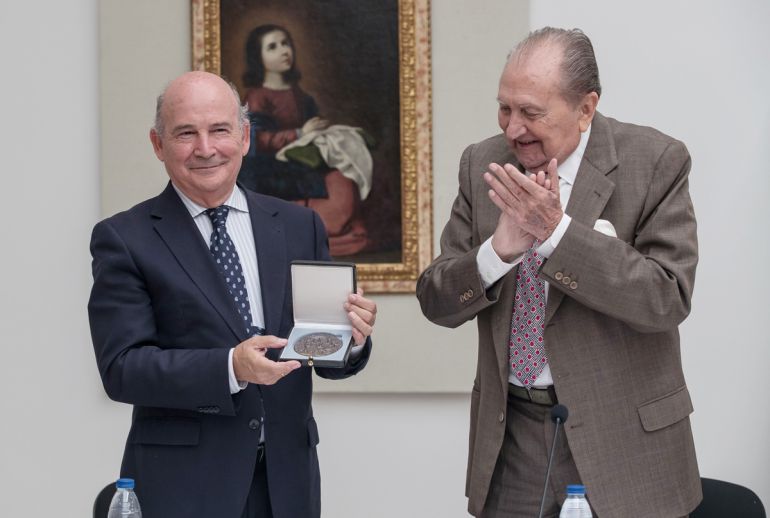 Miguel Rodríguez-Acosta entrega la Medalla de Honor de la Fundación Rodríguez-Acosta al presidente de la Fundación Cruzcampo, Julio Cuesta Miguel Rodríguez-Acosta entrega la Medalla de Honor de la Fundación Rodríguez-Acosta al presidente de la Fundación Cruzcampo, Julio Cuesta
