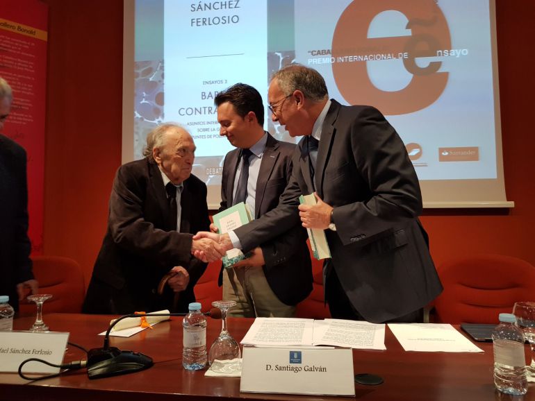 Imagen de la entrega del galardón a Rafael Sánchez Ferlosio Imagen de la entrega del galardón a Rafael Sánchez Ferlosio