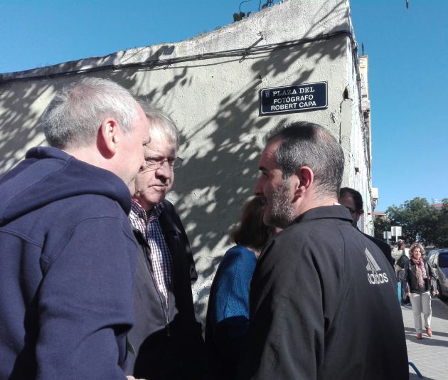 Ian Gibson (centro) charla con vecinos durante la proclamación simbólica de la plaza del fotógrafo Robert Capa. Ian Gibson (centro) charla con vecinos durante la proclamación simbólica de la plaza del fotógrafo Robert Capa.