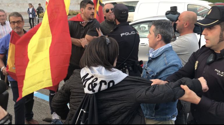 Imagen de los momentos de tensión que se vivieron en las inmediaciones del Palacio de Festivales. Imagen de los momentos de tensión que se vivieron en las inmediaciones del Palacio de Festivales.