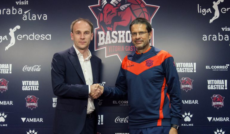 Pedro Martínez posa con el director deportivo del Baskonia, Félix Fernández, tras su presentación. Pedro Martínez posa con el director deportivo del Baskonia, Félix Fernández, tras su presentación.