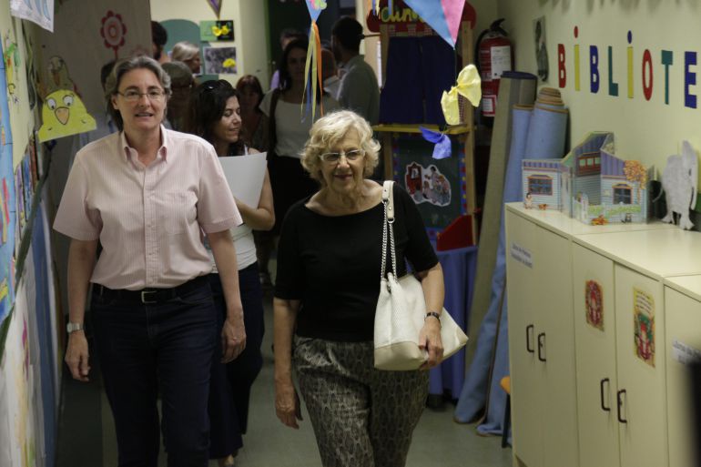Manuela Carmena y Marta Higueras (izq), en una visita a un colegio municipal de Madrid. Manuela Carmena y Marta Higueras (izq), en una visita a un colegio municipal de Madrid.