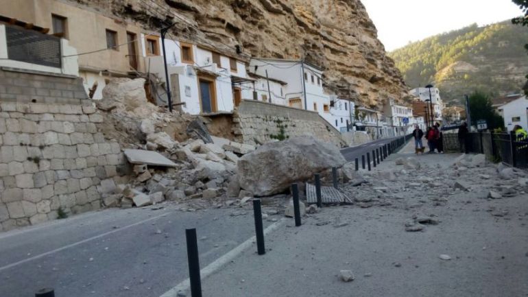Vuelve a caer una gran piedra en Alcalá del Júcar Vuelve a caer una gran piedra en Alcalá del Júcar