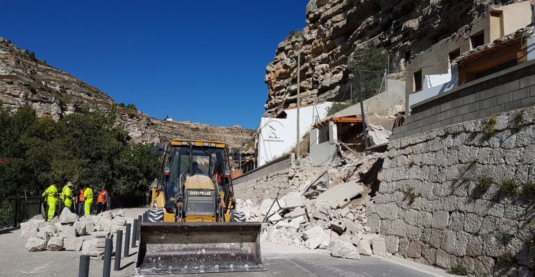 Así ha quedado la CM-3201 tras el desprendimiento de rocas de este lunes Así ha quedado la CM-3201 tras el desprendimiento de rocas de este lunes