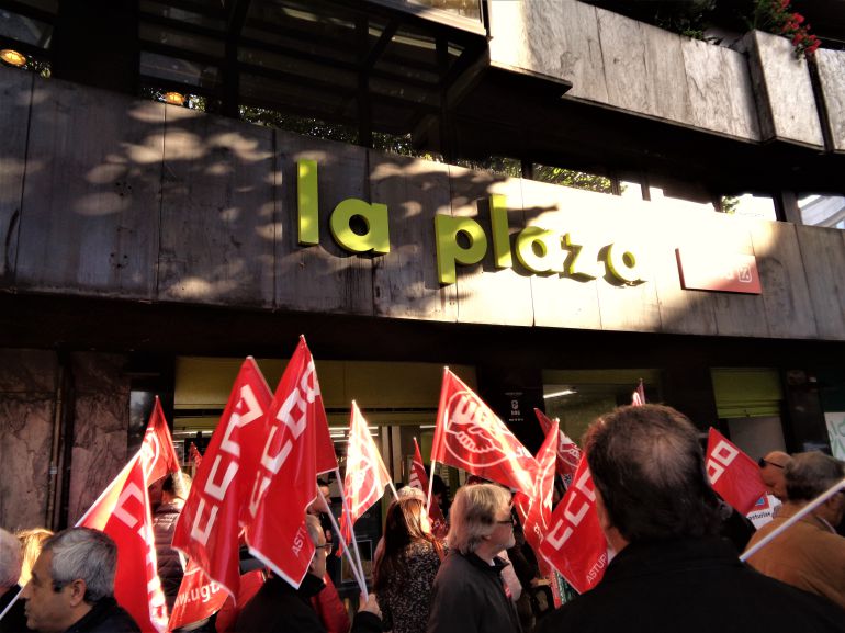 CCOO, UGT y USO han convocado en la Plaza de América de Oviedo a los trabajadores del Grupo El Árbol CCOO, UGT y USO han convocado en la Plaza de América de Oviedo a los trabajadores del Grupo El Árbol