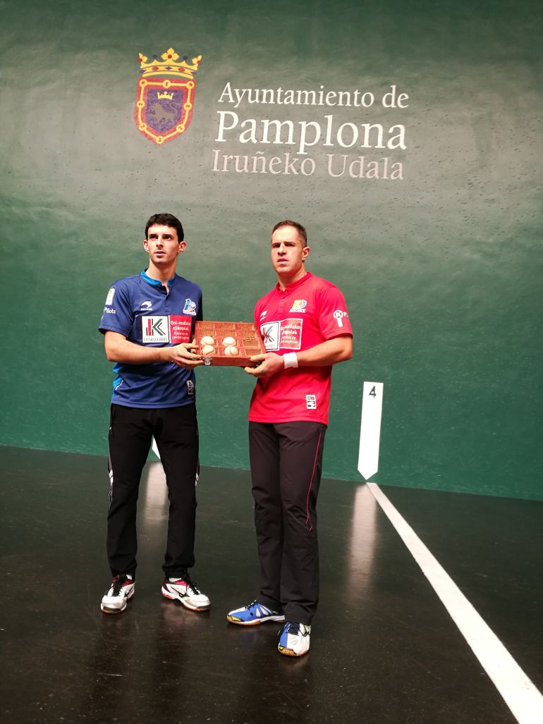 Altuna y Olaizola II tras elegir el material para la semifinal del sábado en el Labrit Altuna y Olaizola II tras elegir el material para la semifinal del sábado en el Labrit