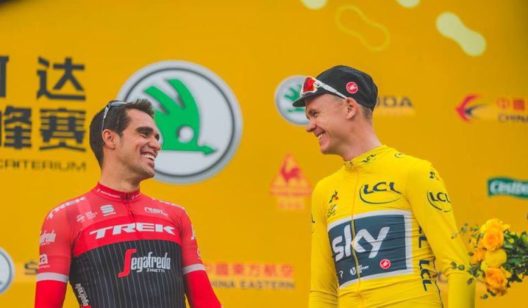 Alberto Contador (i) y Chris Froome bromean en el podium de Shangai Alberto Contador (i) y Chris Froome bromean en el podium de Shangai