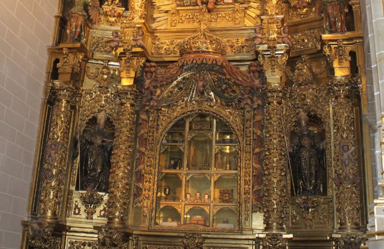 Apertura del retablo de San Agustín con las reliquias en su interior en la Catedral de Plasencia Apertura del retablo de San Agustín con las reliquias en su interior en la Catedral de Plasencia