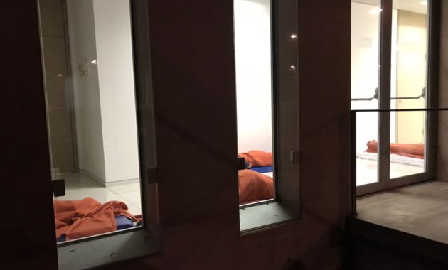 Una altra imatge dels menors a la sala d'espera de la Fiscalia Una altra imatge dels menors a la sala d'espera de la Fiscalia