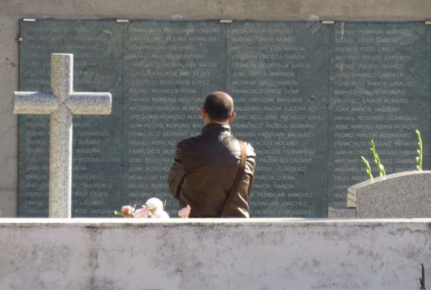 El familiar de un represaliado observa los Muros del a Memoria del Cementerio de la Salud en Córdoba El familiar de un represaliado observa los Muros del a Memoria del Cementerio de la Salud en Córdoba
