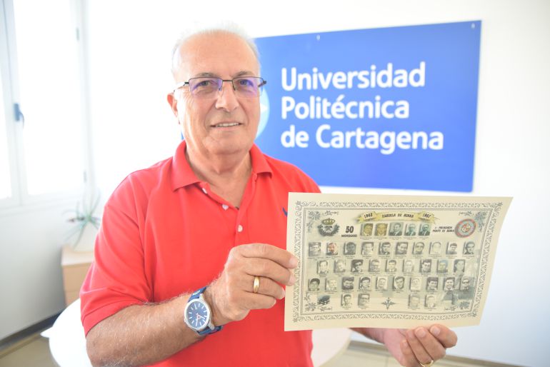 Emilio Ruiz, el exalumno que ha organizado el acto, con la orla que han elaborado con motivo del 50 aniversario Emilio Ruiz, el exalumno que ha organizado el acto, con la orla que han elaborado con motivo del 50 aniversario