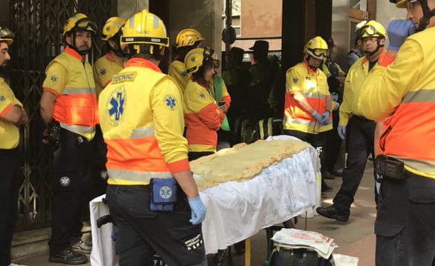Els serveis d'emergències es preparen per endur-se el ferit Els serveis d'emergències es preparen per endur-se el ferit