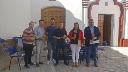 Equipo de los Caminos del Vino junto a Joaquina Rodríguez y Francisco Javier Pérez Equipo de los Caminos del Vino junto a Joaquina Rodríguez y Francisco Javier Pérez
