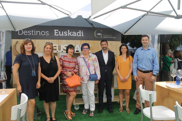 Representates de la comarca del Bidasoa y de otras comarcas de Euskadi en Sevilla.