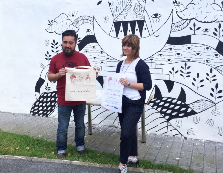 Garikoitz Murua, responsable de Gazteartean Expo y Josune Gómez, delegada de Juventud y Educación en la presentación de la nueva exposición.