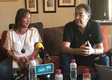 La administradora del cortijo, Matilde Blanco, y el alcalde de Navas de San Juan, Joaquín Requena. La administradora del cortijo, Matilde Blanco, y el alcalde de Navas de San Juan, Joaquín Requena.