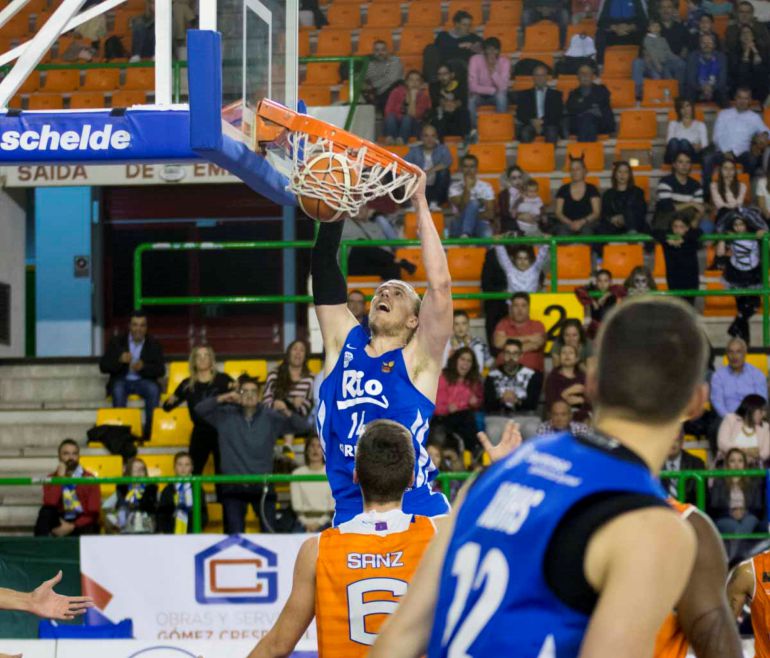 La victoria del derbi, en el Pazo de los deportes Paco Paz, se la llevó Coruña, al ganarle al COB por 84 a 87 La victoria del derbi, en el Pazo de los deportes Paco Paz, se la llevó Coruña, al ganarle al COB por 84 a 87