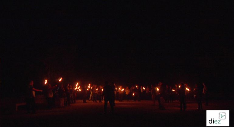 Medio centener de personas participaron en "la noche de los candiles" junto a la cámara sepulcral de Toya en Peal de Becerro Medio centener de personas participaron en "la noche de los candiles" junto a la cámara sepulcral de Toya en Peal de Becerro