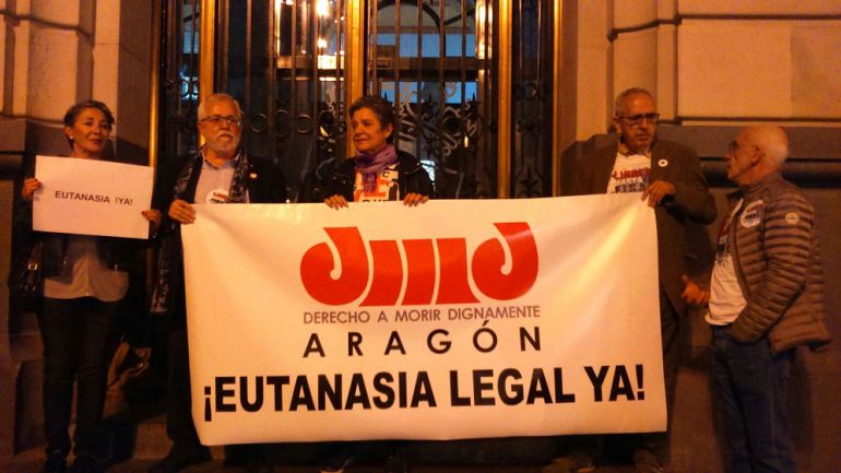 Pancarta de la concentración de la asociación Derecho a Morir Dignamente en Aragón Pancarta de la concentración de la asociación Derecho a Morir Dignamente en Aragón