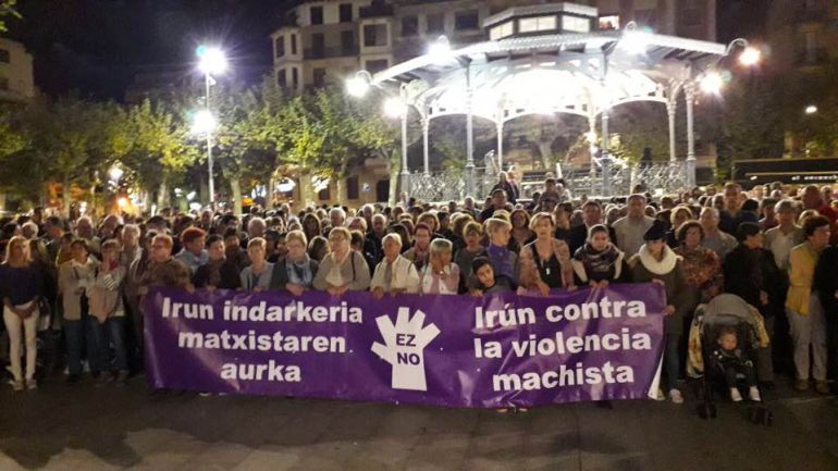 Decenas de personas se reunen en la plaza del Ensanche para concenar la agresión a la joven de 24 años el pasado martes 