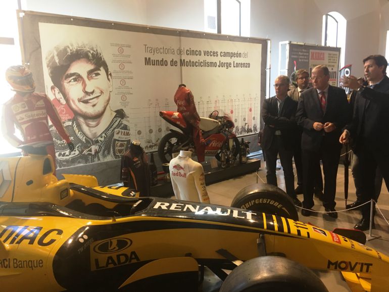 Silván observa el monoplaza con el que Fernando Alonso se proclamó campeón del Mundo Silván observa el monoplaza con el que Fernando Alonso se proclamó campeón del Mundo
