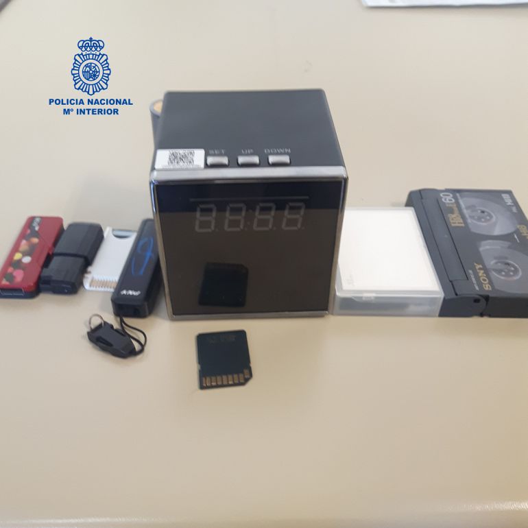 Arrestado un casero voyeur acusado de grabar y espiar a las inquilinas de su piso Arrestado un casero voyeur acusado de grabar y espiar a las inquilinas de su piso