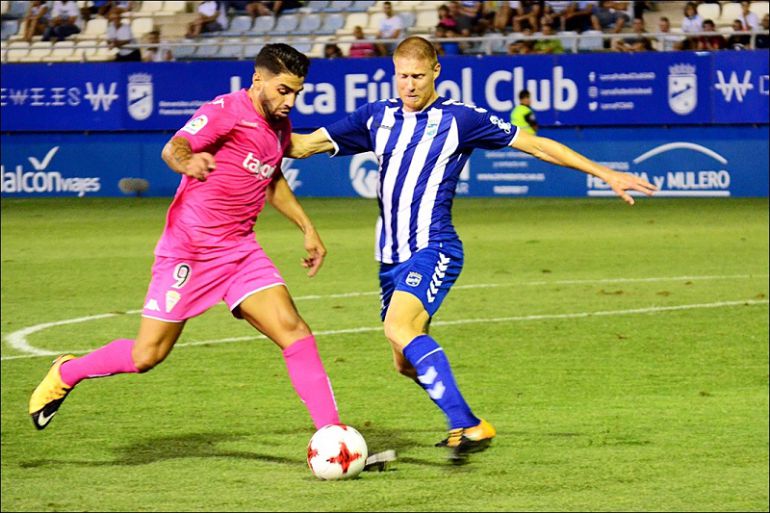 Jona y Holgersson pugnan por el balón en Copa del Rey. Jona y Holgersson pugnan por el balón en Copa del Rey.