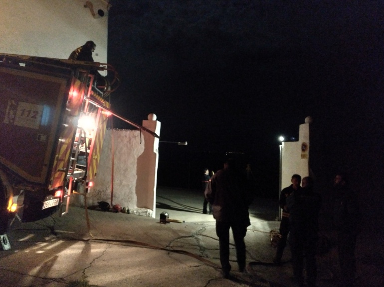 Los bomberos de Úbeda intervinieron en la extinción del incendio junto a las viviendas de Iznatoraf Los bomberos de Úbeda intervinieron en la extinción del incendio junto a las viviendas de Iznatoraf