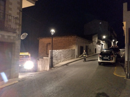 Guardia Civil y bomberos acudieron a la llamada de emergencia Guardia Civil y bomberos acudieron a la llamada de emergencia