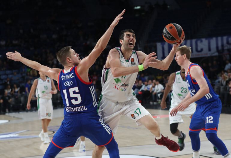 Shermadini intenta lograr una canasta ante Stimac Shermadini intenta lograr una canasta ante Stimac