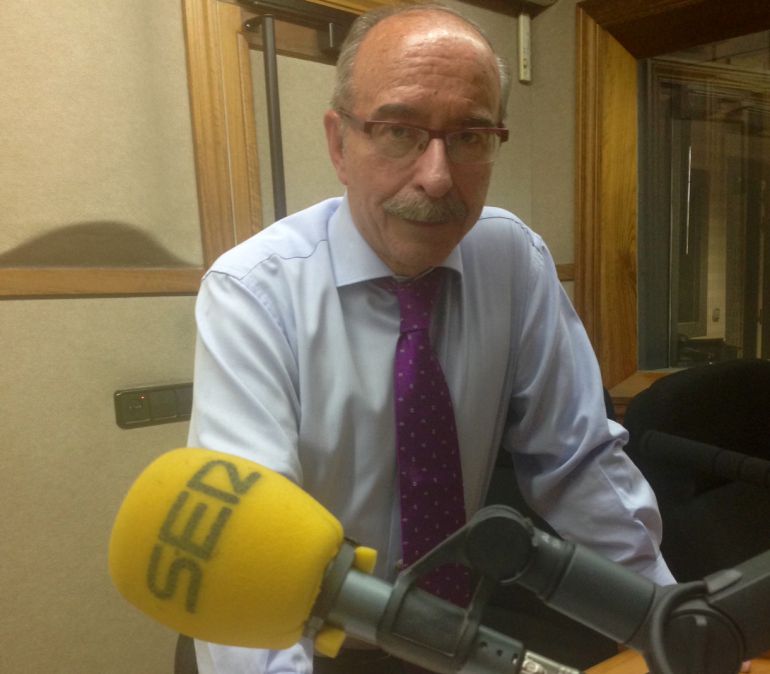 Alfredo Matesanz no oculta su emoción por las muestras de cariño y reconocimiento a su labor que recibe desde su jubilación. Alfredo Matesanz no oculta su emoción por las muestras de cariño y reconocimiento a su labor que recibe desde su jubilación.