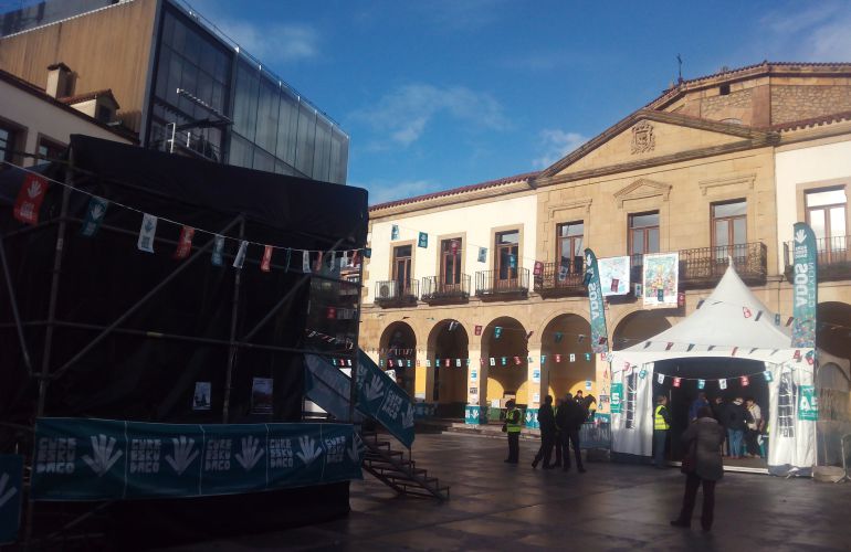 Punto de votación en la Plaza de san Nicolás de Algorta. Punto de votación en la Plaza de san Nicolás de Algorta.