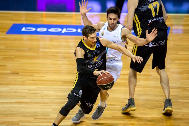 El capitán Nicolás Richotti, defendido por su compatriota Facu Campazzo El capitán Nicolás Richotti, defendido por su compatriota Facu Campazzo