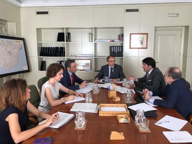 Responsables de la Junta y el Ministerio de Fomento, entre ellos el Consejero de Fomento y el Secretario de Estado de Infraestructuras, en una reunión mantenida el pasado mes de junio en la que se abordó el futuro del Directo