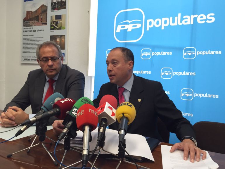 Alfredo Blanco y José Antonio Martínez Bermejo en una rueda de prensa celebrada al inicio de la legislatura Alfredo Blanco y José Antonio Martínez Bermejo en una rueda de prensa celebrada al inicio de la legislatura