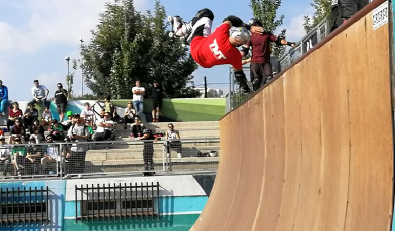 El fuenlabreño es profesor de patines en linea en esta ciudad. El fuenlabreño es profesor de patines en linea en esta ciudad.