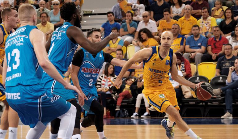 El base del Gran Canaria Albert Oliver avanza con el balón ante la oposición de los jugadores del Fuenlabrada El base del Gran Canaria Albert Oliver avanza con el balón ante la oposición de los jugadores del Fuenlabrada